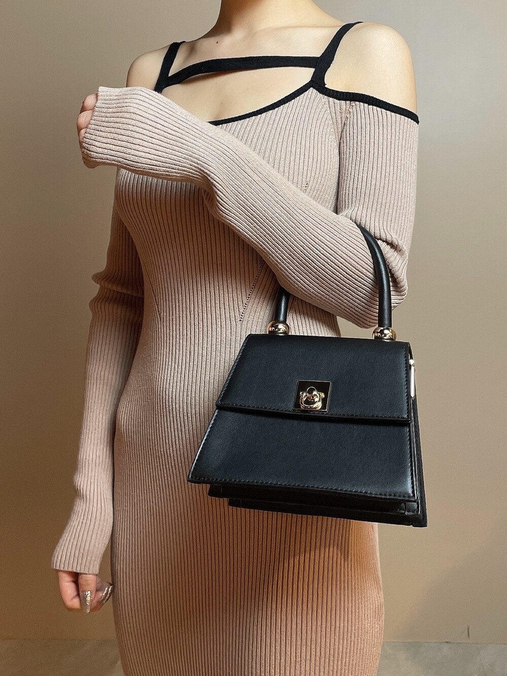 その他のワンピース、ブラック系のハンドバッグ、ブラック系のパンプスを着用したレディースの冬コーディネートの6枚目の写真