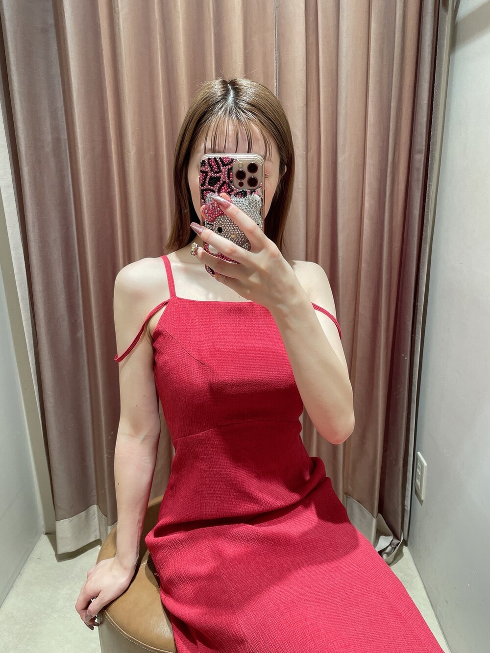 レッド系のワンピース、ホワイト系のサンダルを着用したレディースの夏コーディネートの5枚目の写真