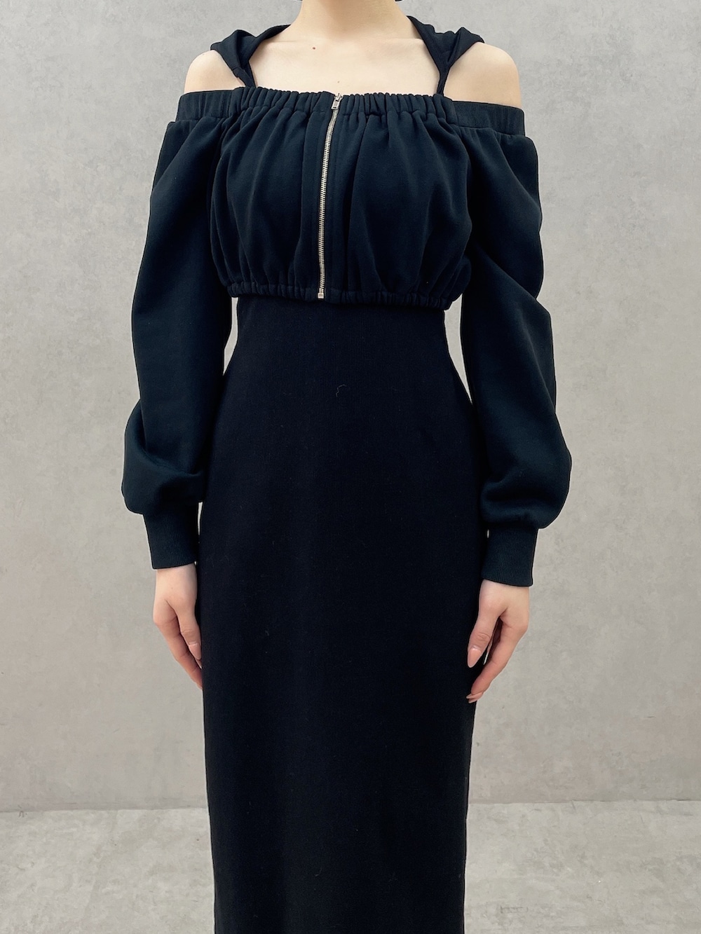 ブラック系のワンピース、ブラック系のサンダル、ブラック系のバレッタ/ヘアクリップを着用したレディースの春コーディネートの7枚目の写真