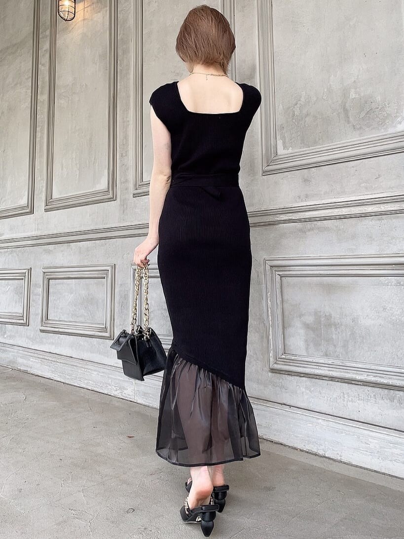 ブラック系のワンピース、ブラック系のサンダル、ブラック系のショルダーバッグを着用したレディースの春コーディネートの3枚目の写真