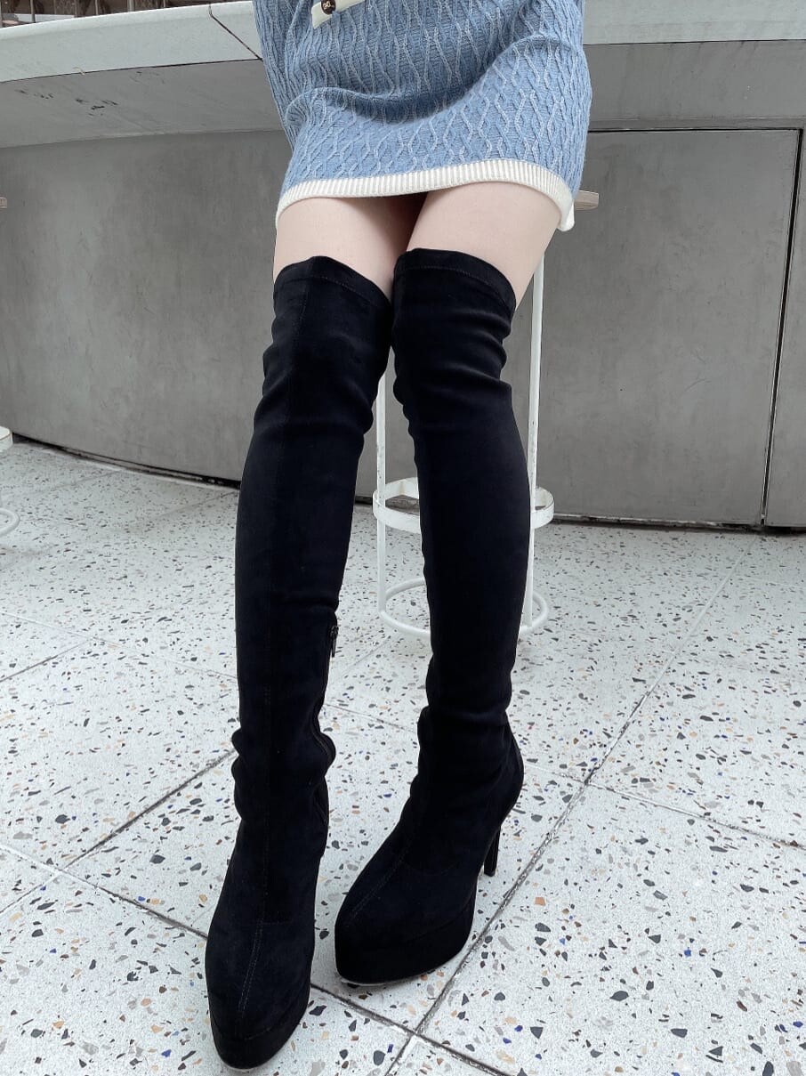 ブルー系のスカート、ブラック系のブーツ、ブルー系のカーディガン/ボレロを着用したレディースの秋コーディネートの7枚目の写真