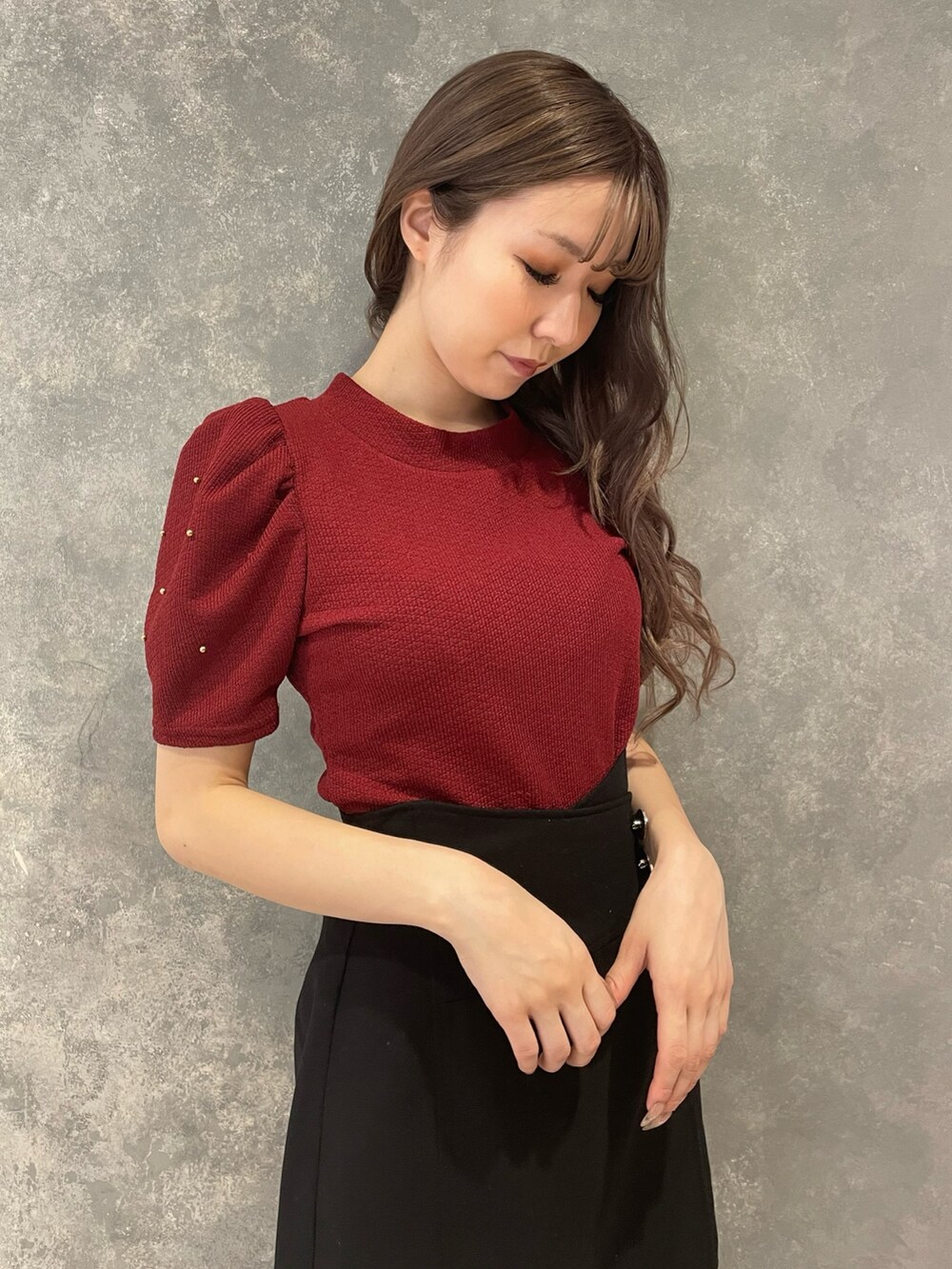 レッド系のTシャツ/カットソー、ブラック系のその他パンツ、ブラック系のブーツを着用したレディースの夏コーディネートの5枚目の写真