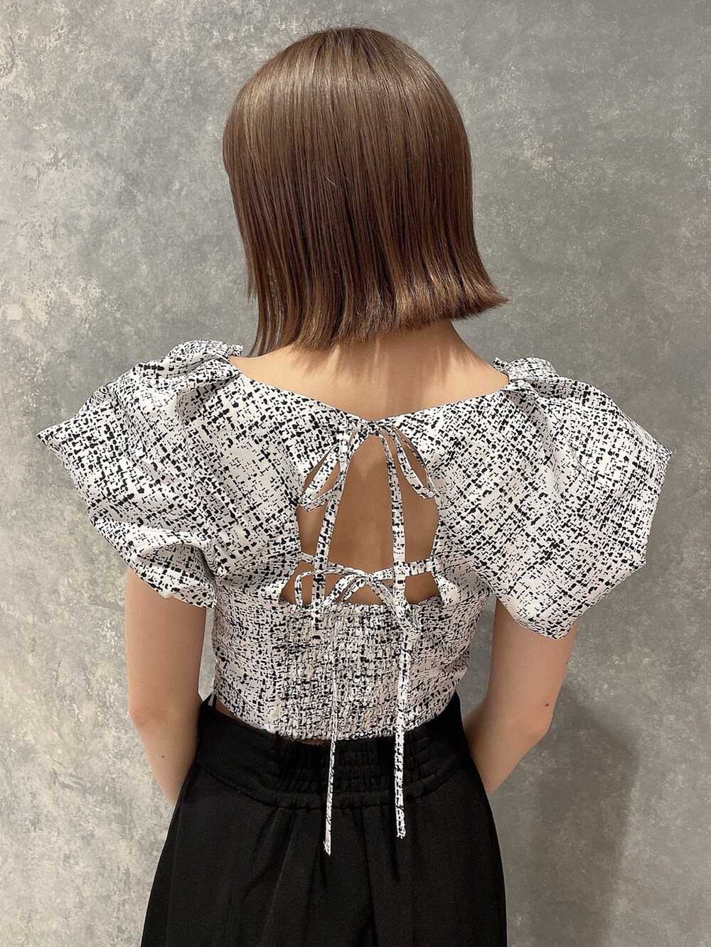 ホワイト系のシャツ/ブラウス、ブラック系のスカート、ブラック系のサンダルを着用したレディースの夏コーディネートの4枚目の写真