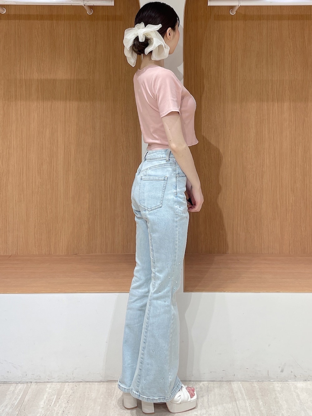 ピンク系のTシャツ/カットソー、ブルー系のデニムパンツ、ホワイト系のサンダルを着用したレディースの春コーディネートの3枚目の写真