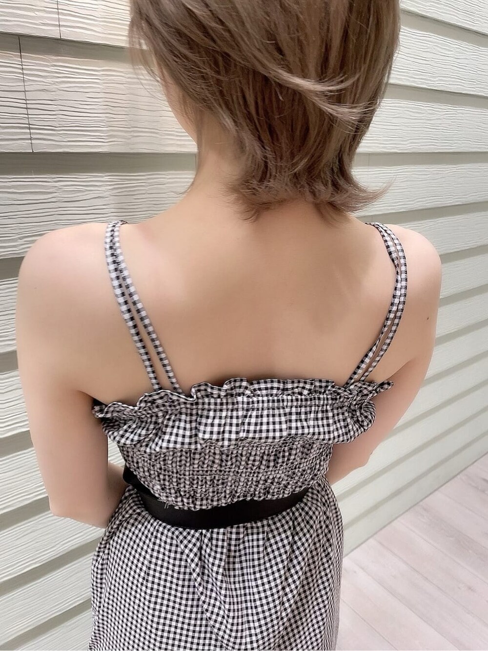 その他のつなぎ/オールインワン、ブラック系のサンダル、ゴールド系のネックレスを着用したレディースの春コーディネートの4枚目の写真