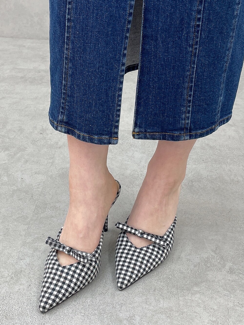 ブルー系のワンピース、ブラック系のショルダーバッグ、その他のパンプスを着用したレディースの冬コーディネートの9枚目の写真