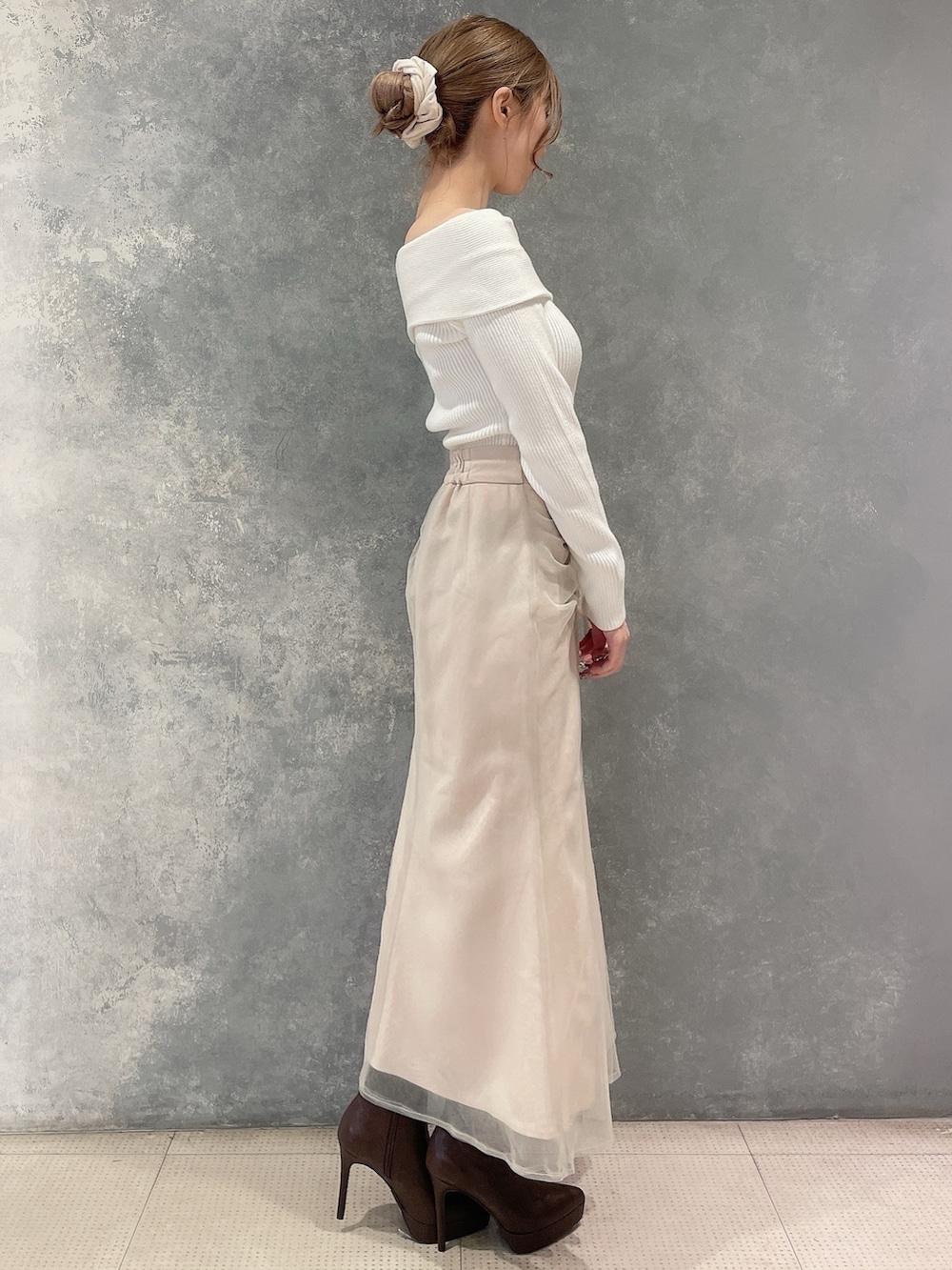 ブラウン系のその他アウター、ホワイト系のニット/セーター、ホワイト系のスカートを着用したレディースの秋コーディネートの5枚目の写真