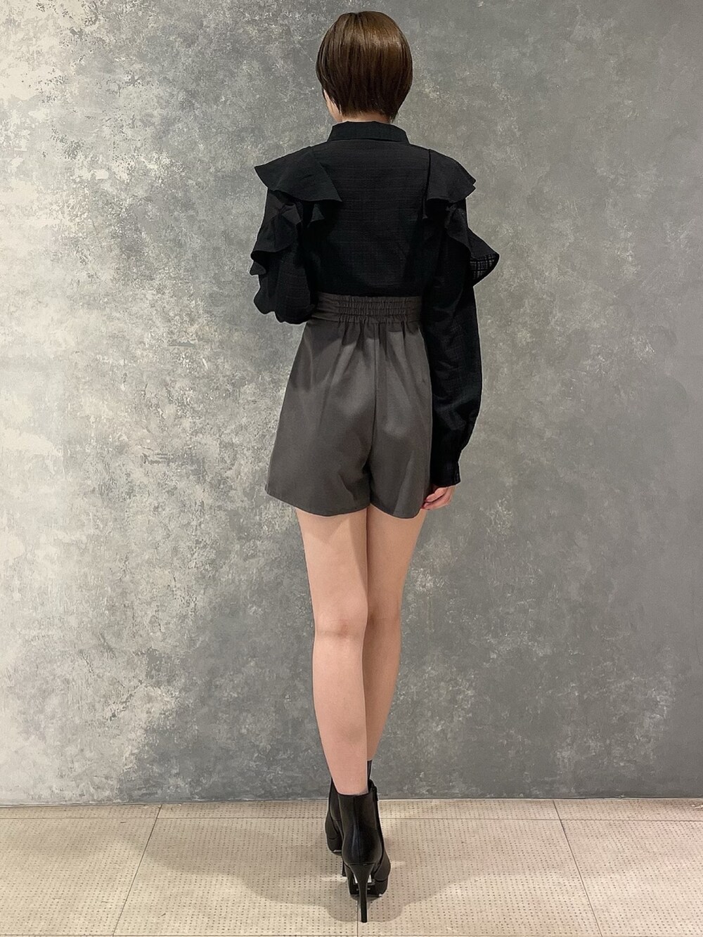 ブラック系のブーツ、グレー系のその他パンツ、ブラック系のシャツ/ブラウスを着用したレディースの夏コーディネートの4枚目の写真