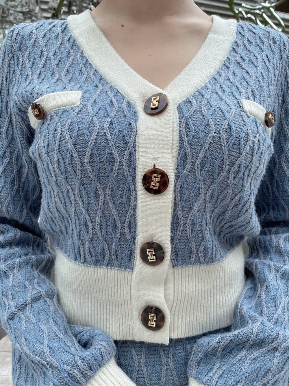 ブルー系のスカート、ブラック系のブーツ、ブルー系のカーディガン/ボレロを着用したレディースの秋コーディネートの5枚目の写真