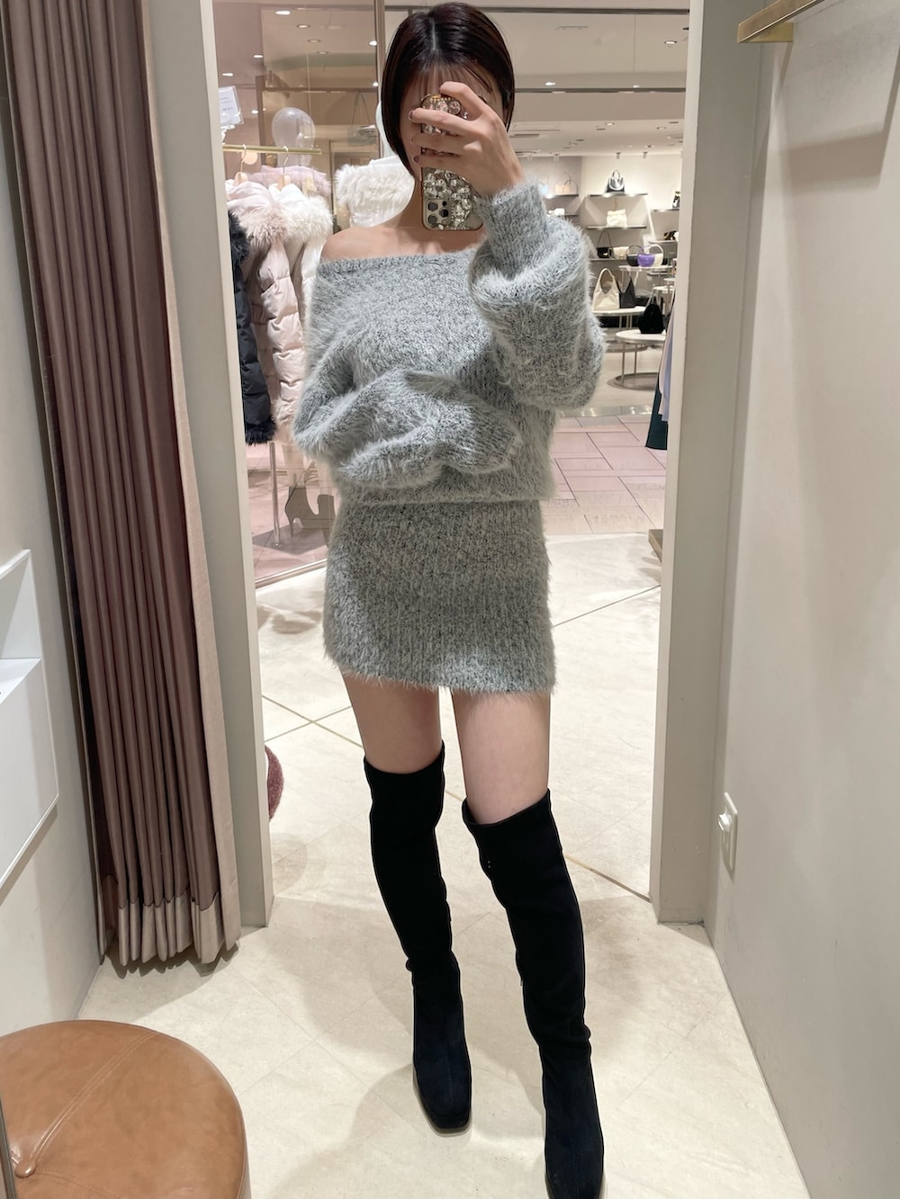 ホワイト系のダウンジャケット/コート、その他のワンピース、ブラック系のブーツを着用したレディースの秋コーディネートの2枚目の写真