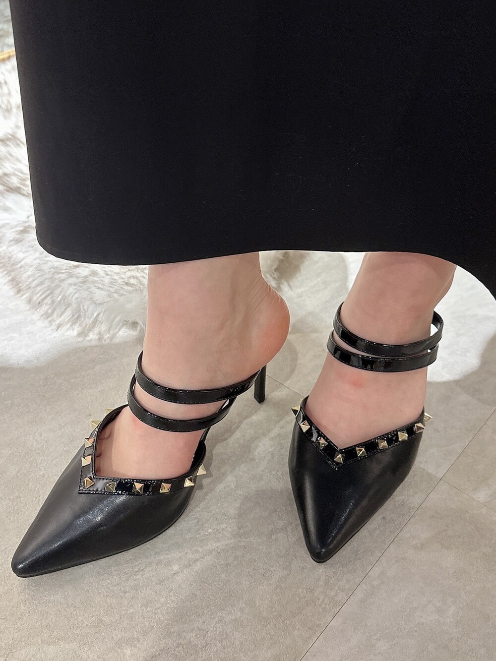 ブラック系のつなぎ/オールインワン、ブラック系のパンプスを着用したレディースの春コーディネートの9枚目の写真