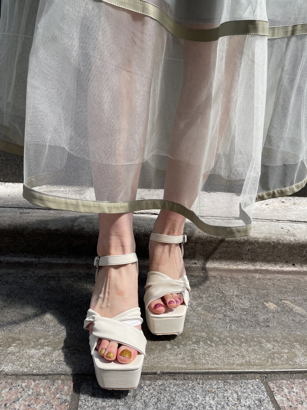 ホワイト系のシャツ/ブラウス、ホワイト系のサンダル、グリーン系のスカートを着用したレディースの春コーディネートの9枚目の写真