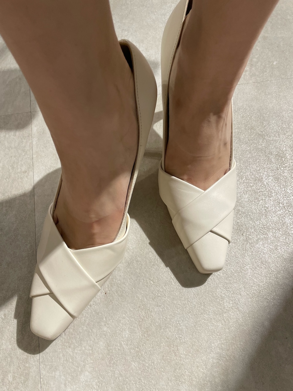 グリーン系のワンピース、ホワイト系のパンプスを着用したレディースの秋コーディネートの7枚目の写真