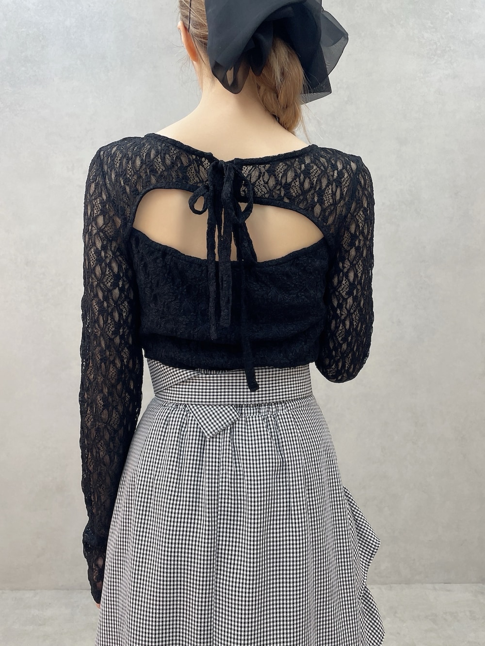 ブラック系のTシャツ/カットソー、その他のスカート、ブラック系のハンドバッグを着用したレディースの春コーディネートの6枚目の写真