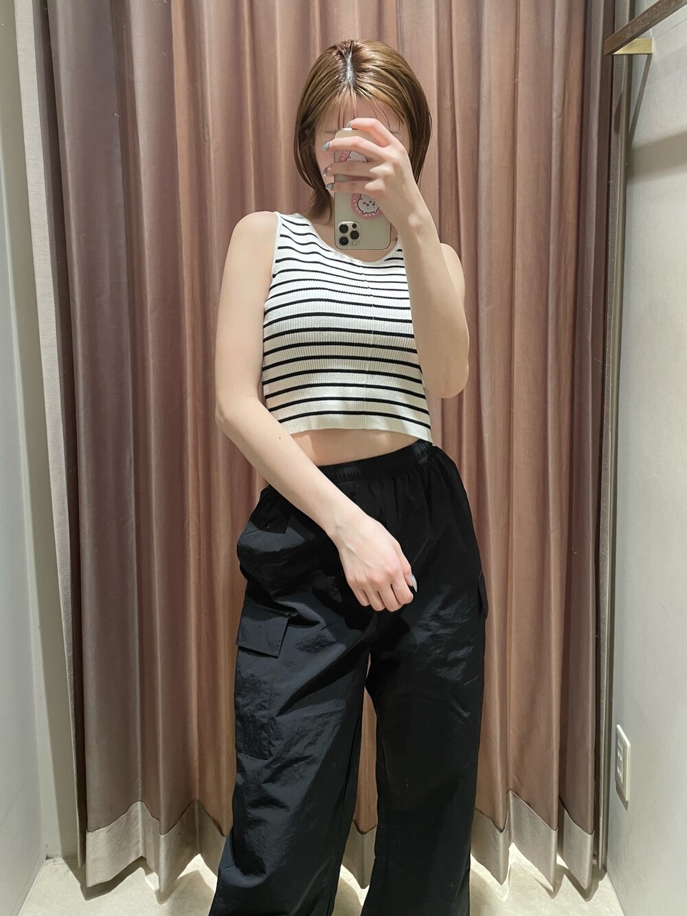 ブラック系のパンプス、その他のタンクトップ、ブラック系のカーゴパンツを着用したレディースの春コーディネートの4枚目の写真