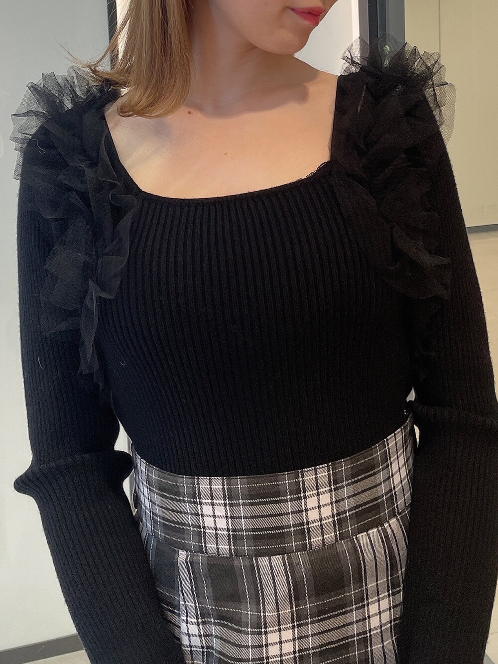 ブラック系のニット/セーター、その他のスカート、ブラック系のブーツを着用したレディースの冬コーディネートの5枚目の写真