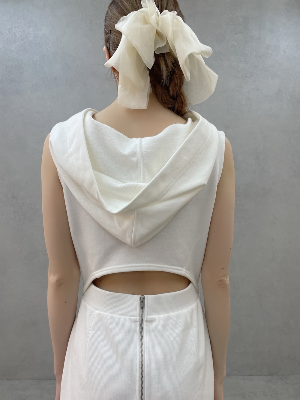 ホワイト系のワンピース、ホワイト系のサンダル、ホワイト系のバレッタ/ヘアクリップを着用したレディースの春コーディネートの5枚目の写真