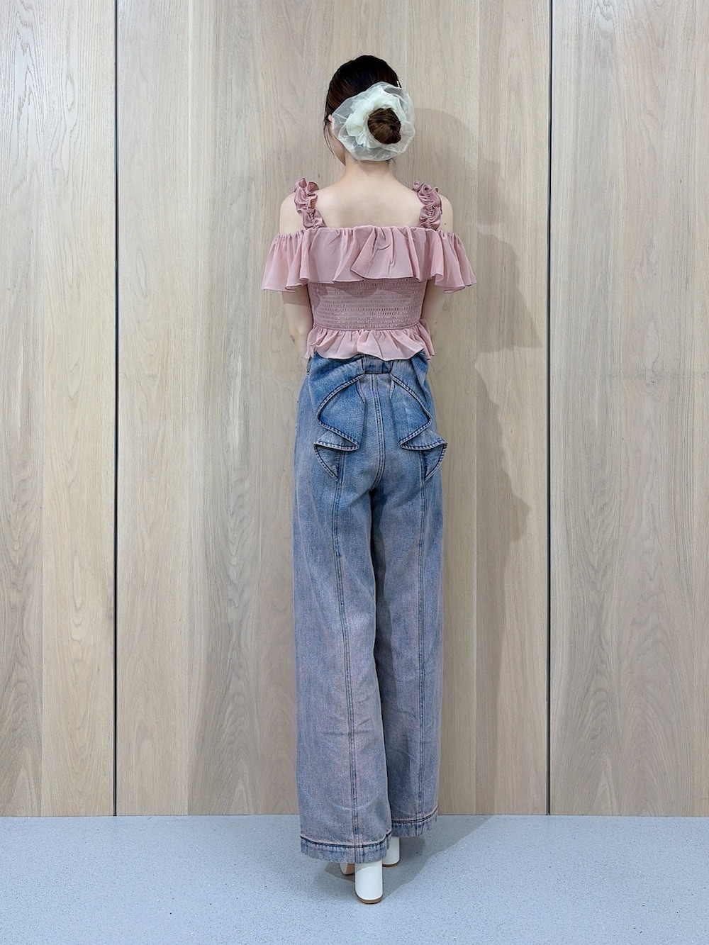 ピンク系のシャツ/ブラウス、ピンク系のデニムパンツ、ホワイト系のサンダルを着用したレディースの夏コーディネートの3枚目の写真