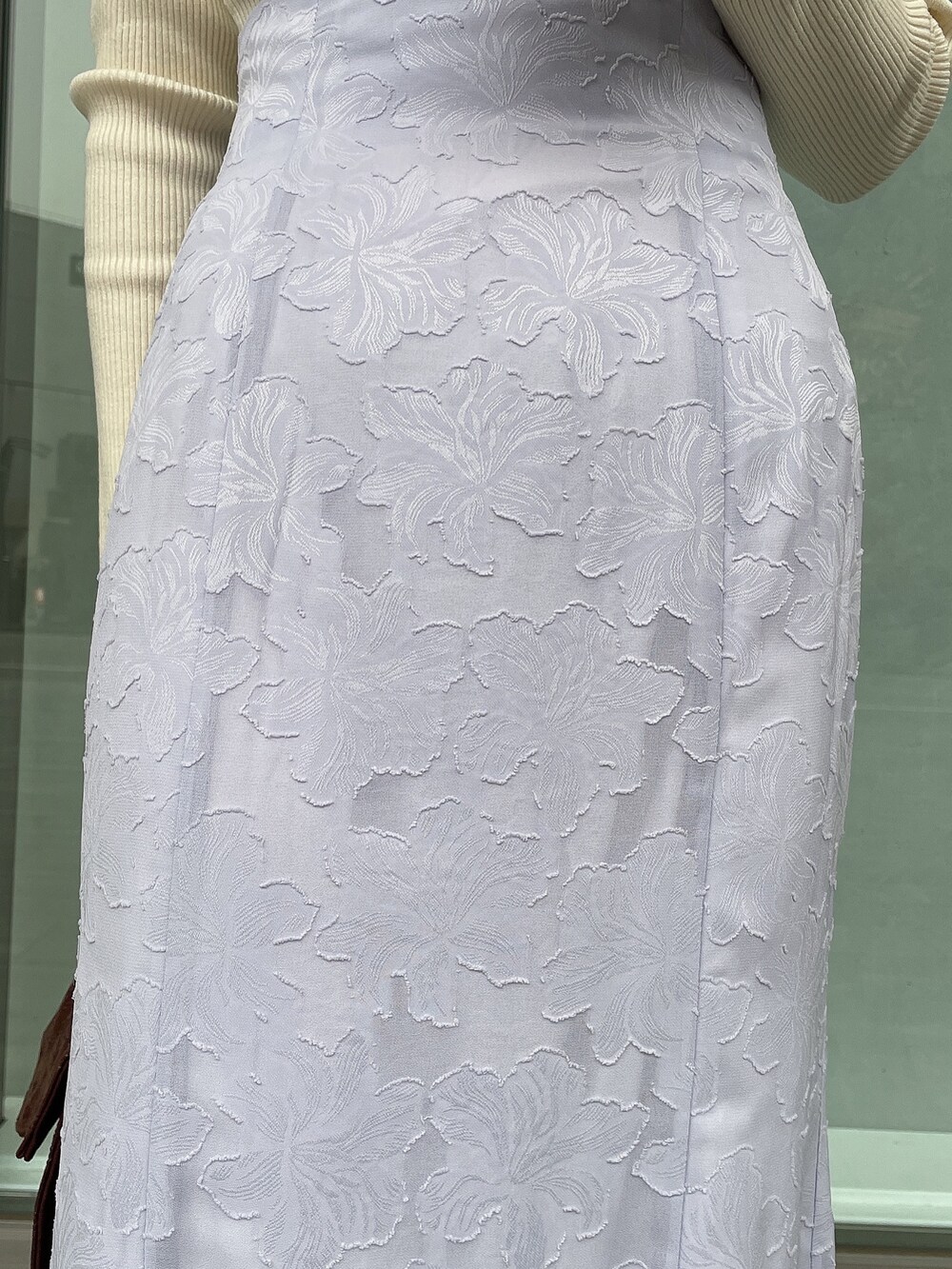 ホワイト系のブーツ、ブラウン系のハンドバッグ、ホワイト系のニット/セーターを着用したレディースの冬コーディネートの6枚目の写真