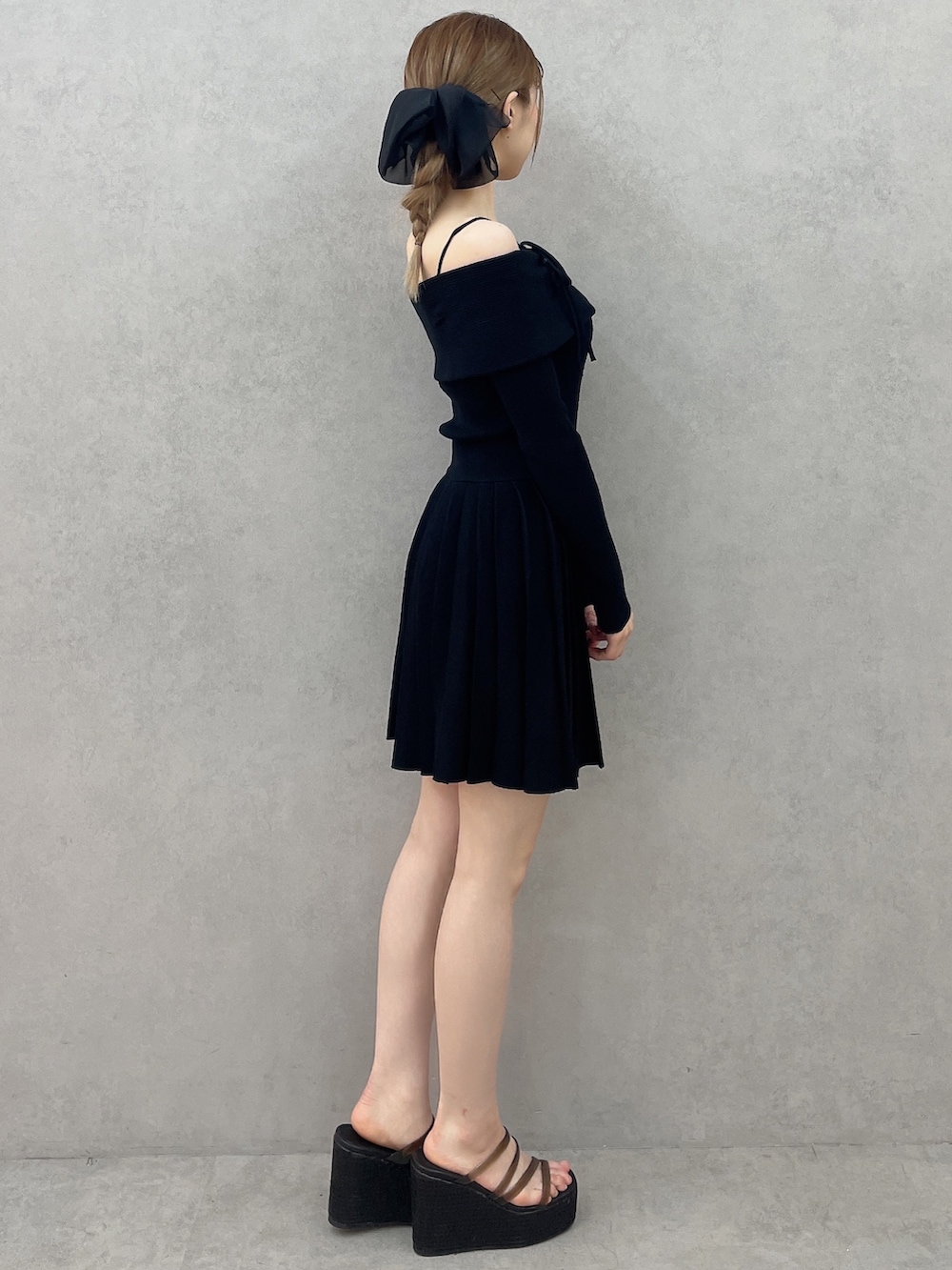 ブラック系のサンダル、ブラック系のワンピース、ブラック系のバレッタ/ヘアクリップを着用したレディースの春コーディネートの3枚目の写真