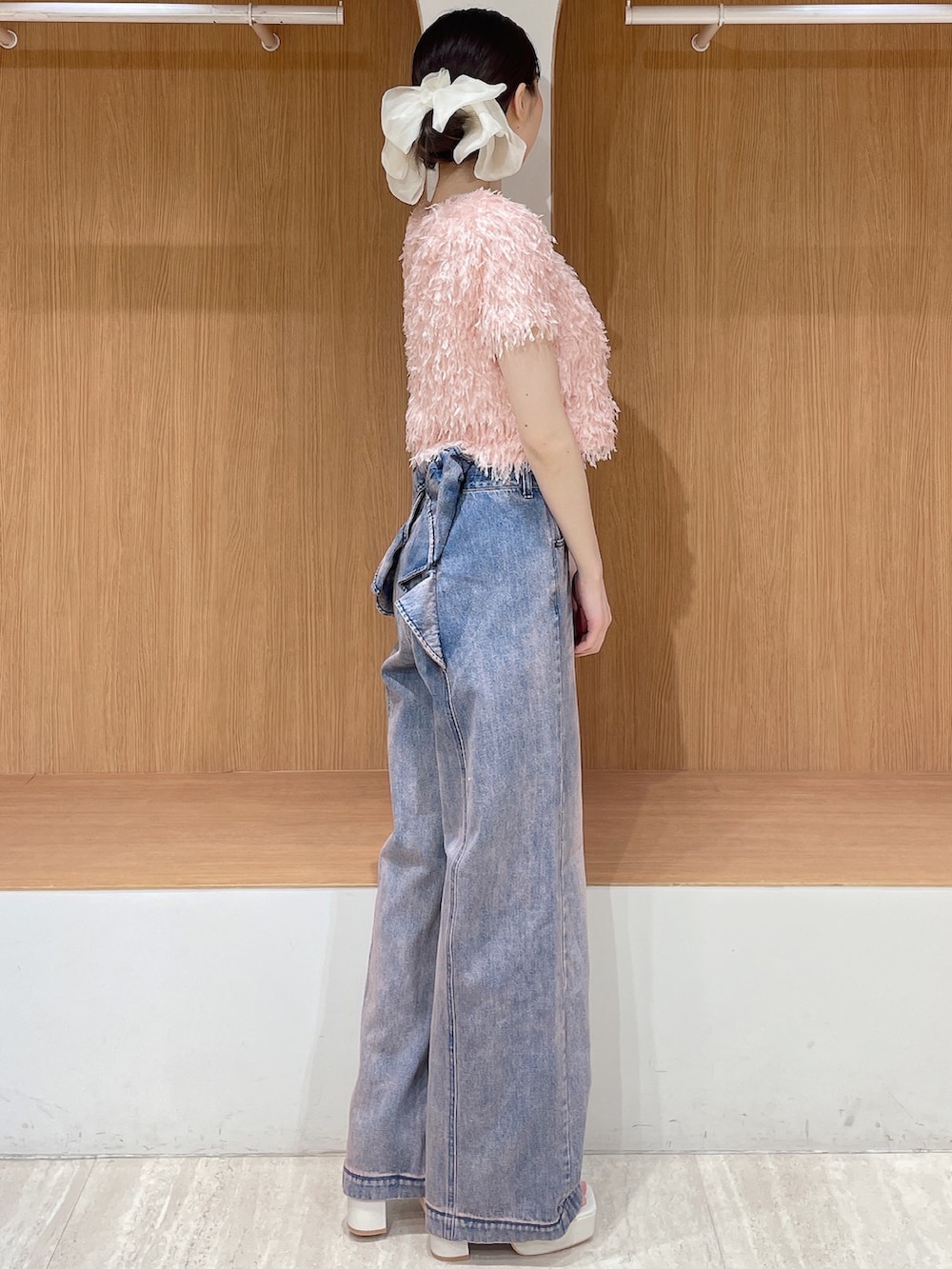 ピンク系のTシャツ/カットソー、ピンク系のデニムパンツ、ホワイト系のサンダルを着用したレディースの春コーディネートの3枚目の写真