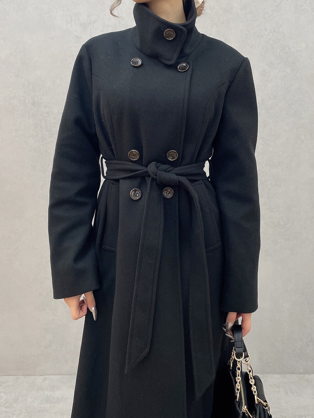 ブラック系のその他アウター、ブラック系のハンドバッグ、ブルー系のワンピースを着用したレディースの秋コーディネートの7枚目の写真