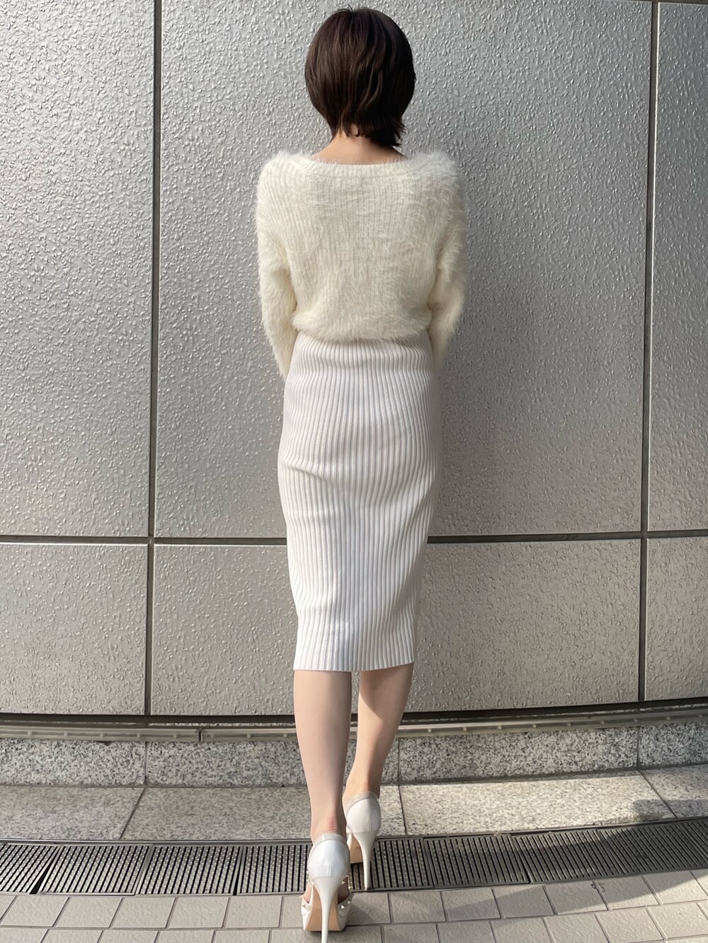 ホワイト系のワンピースを着用したレディースの秋コーディネートの4枚目の写真