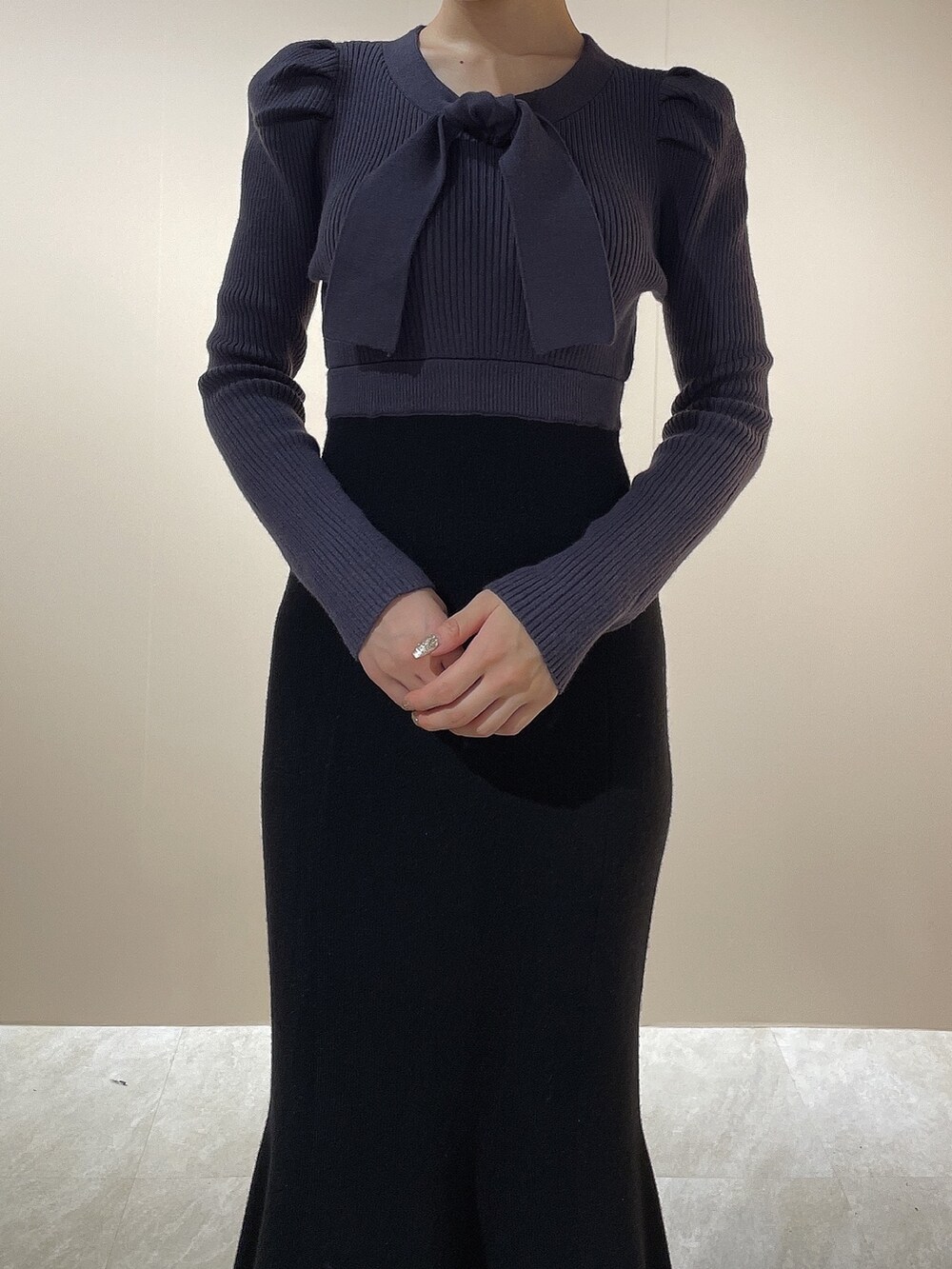 ブラック系のブーツ、ブルー系のワンピースを着用したレディースの秋コーディネートの6枚目の写真