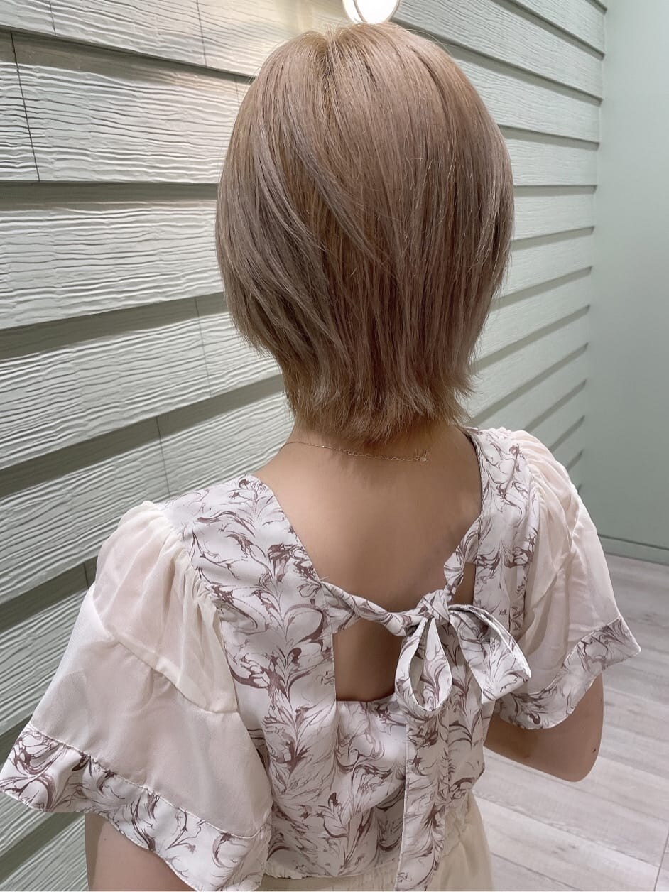 その他のシャツ/ブラウス、ホワイト系のスカート、ホワイト系のパンプスを着用したレディースの夏コーディネートの6枚目の写真