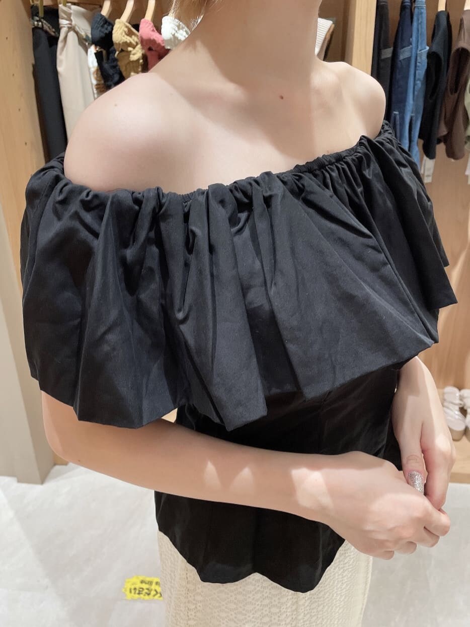 ホワイト系のスカート、ブラック系のシャツ/ブラウス、ホワイト系のサンダルを着用したレディースの夏コーディネートの4枚目の写真