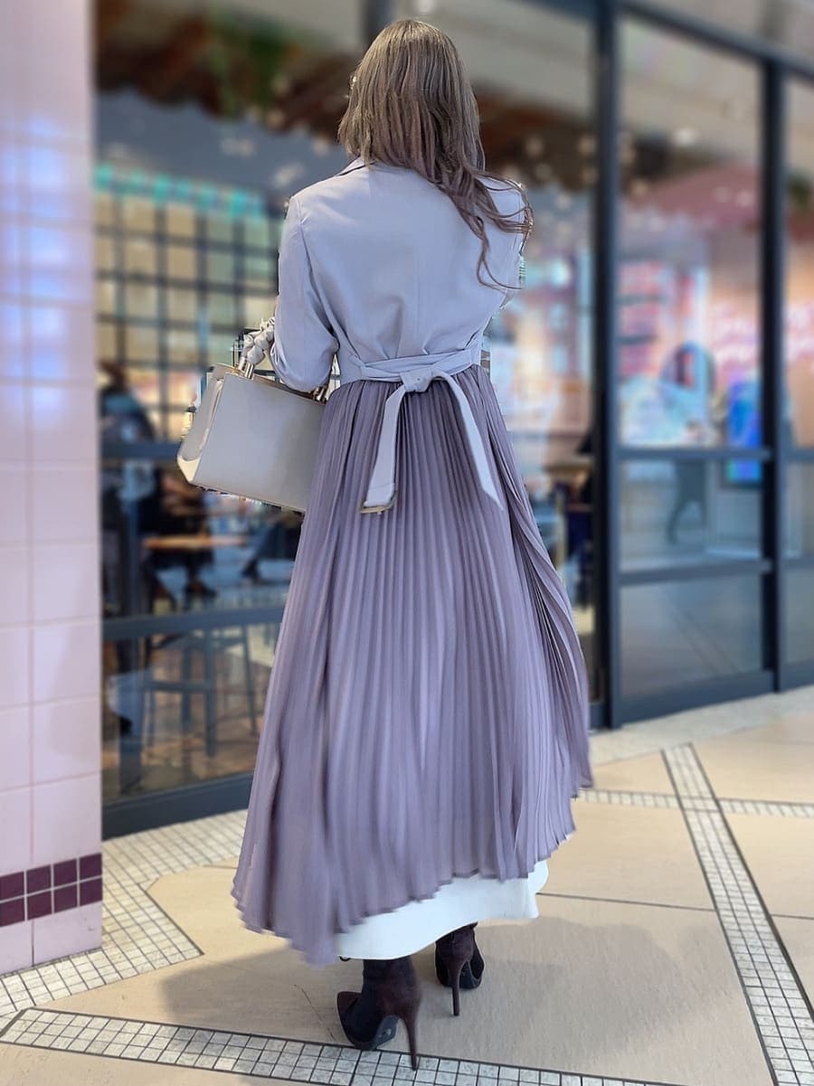 ベージュ系のワンピース、パープル系のトレンチコート、ブラウン系のブーツを着用したレディースの冬コーディネートの4枚目の写真