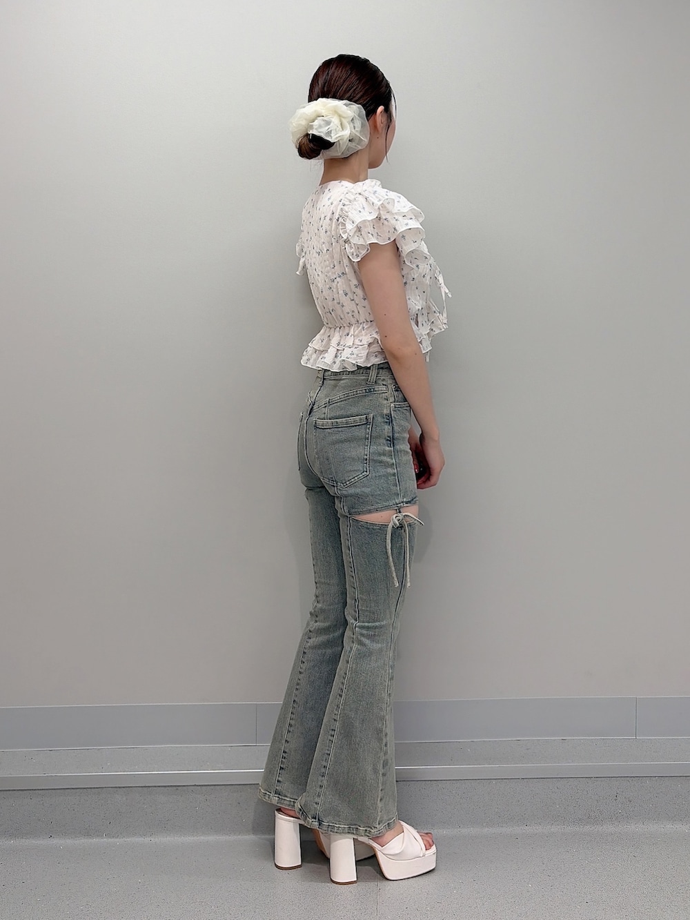 ホワイト系のシャツ/ブラウス、ブルー系のデニムパンツ、ホワイト系のサンダルを着用したレディースの夏コーディネートの2枚目の写真