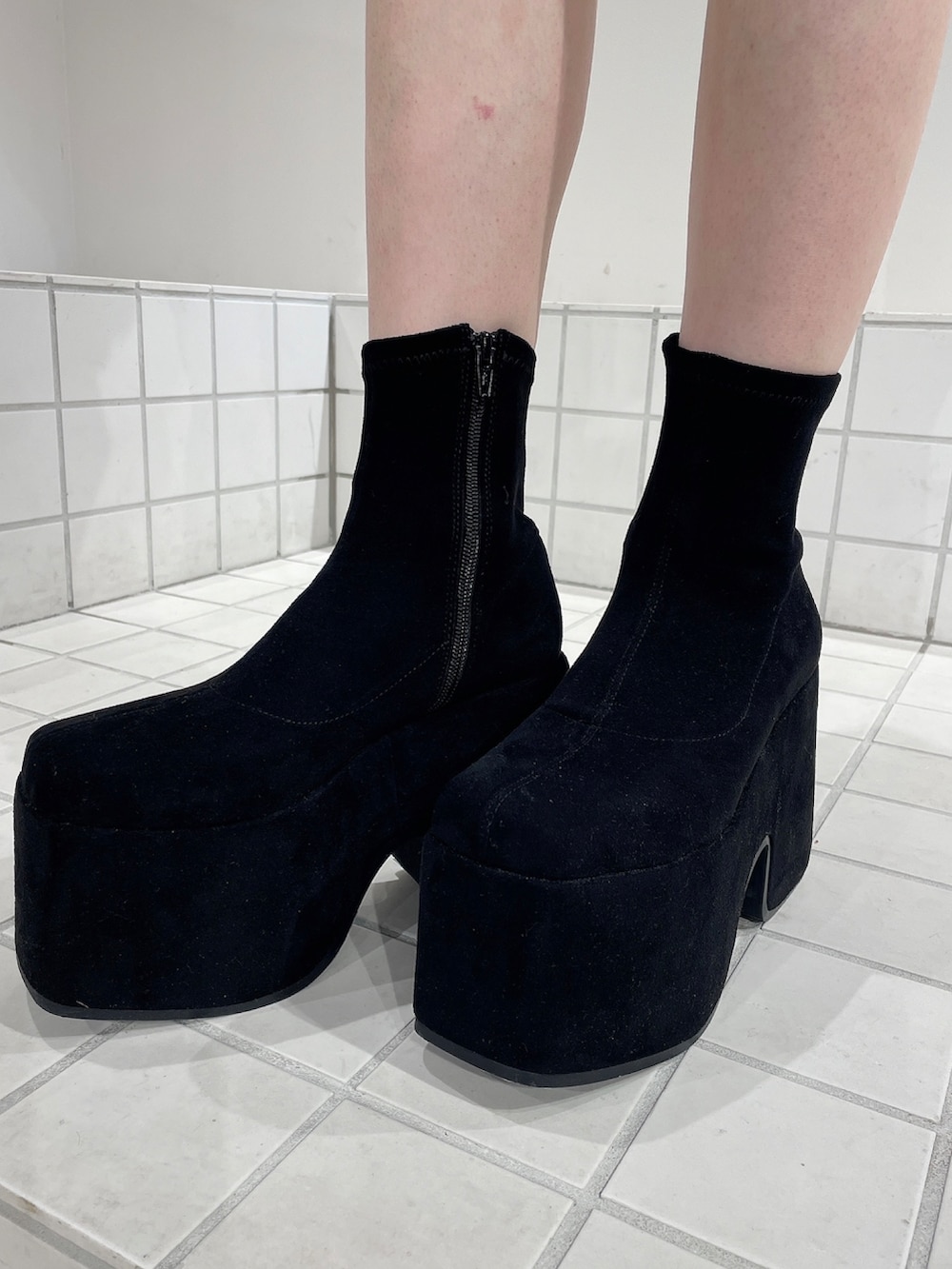 レッド系のワンピース、ブラック系のブーツ、ブラック系のバレッタ/ヘアクリップを着用したレディースの冬コーディネートの7枚目の写真