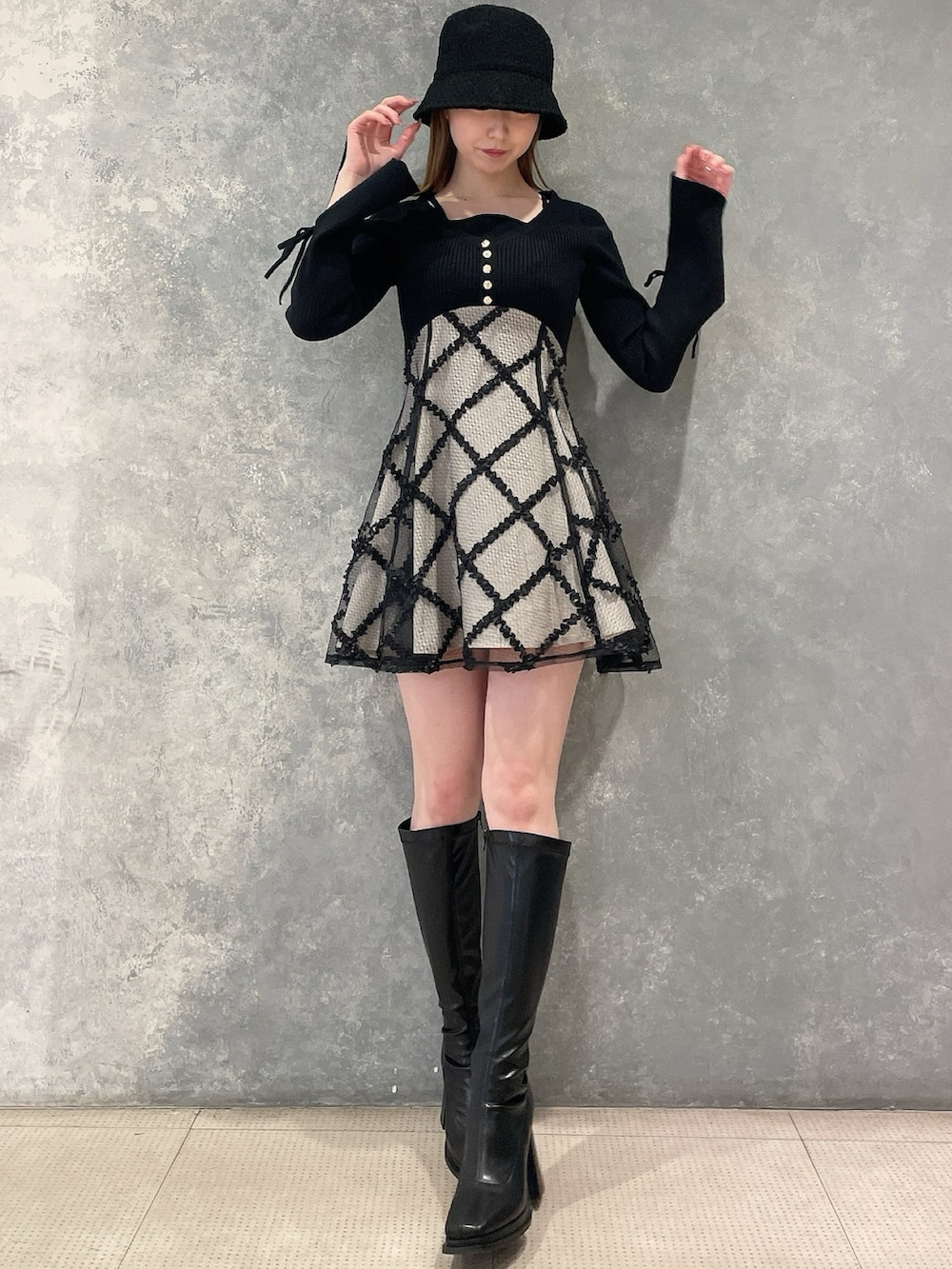 その他のワンピース、ブラック系のブーツ、ブラック系のライダースジャケットを着用したレディースの冬コーディネートの2枚目の写真