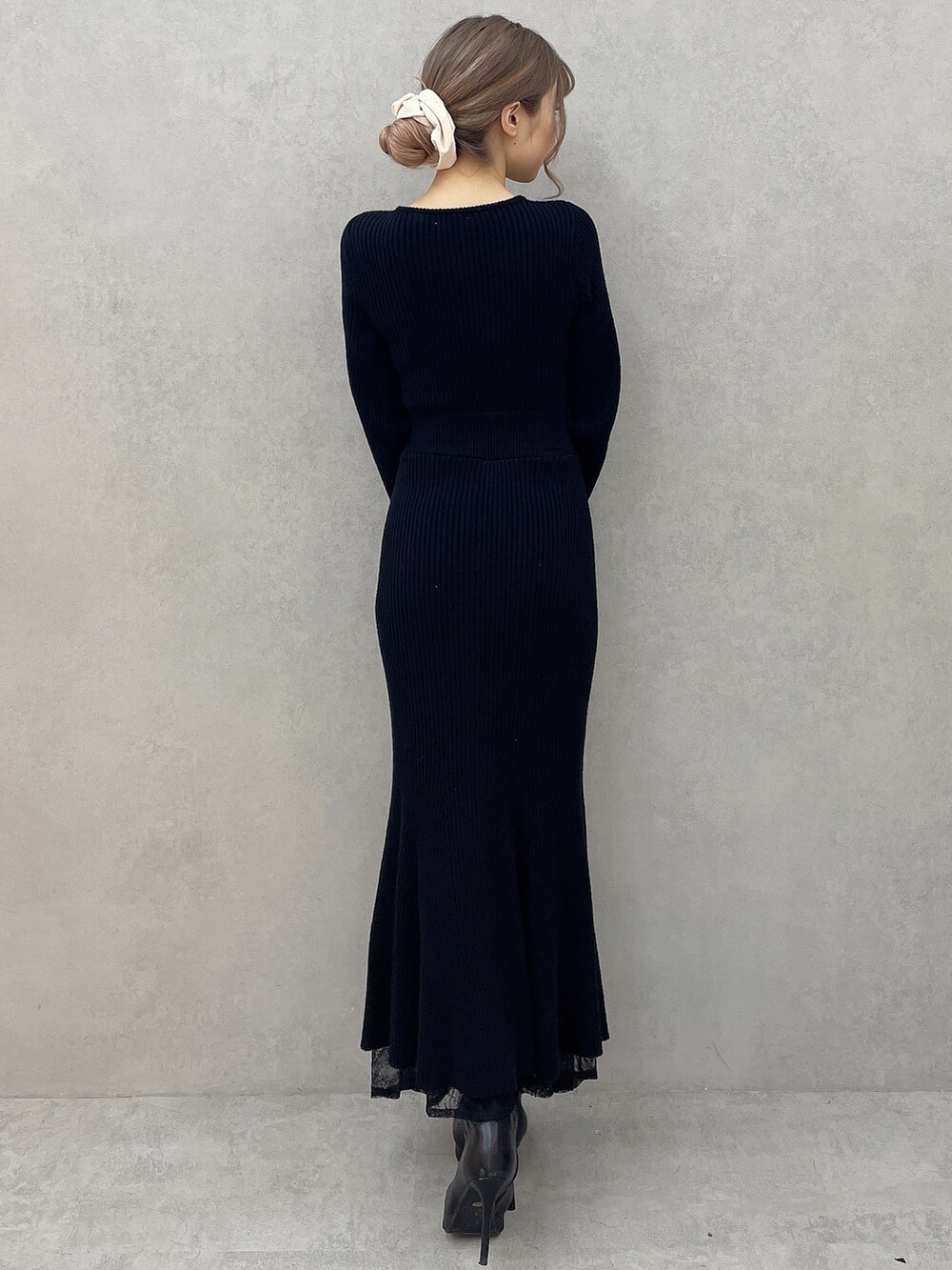 ブラック系のワンピース、ブラック系のブーツを着用したレディースの秋コーディネートの2枚目の写真