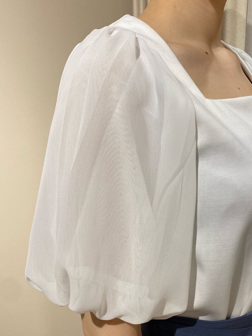 ホワイト系のハンドバッグ、ホワイト系のパンプス、ブルー系のスカートを着用したレディースの春コーディネートの5枚目の写真