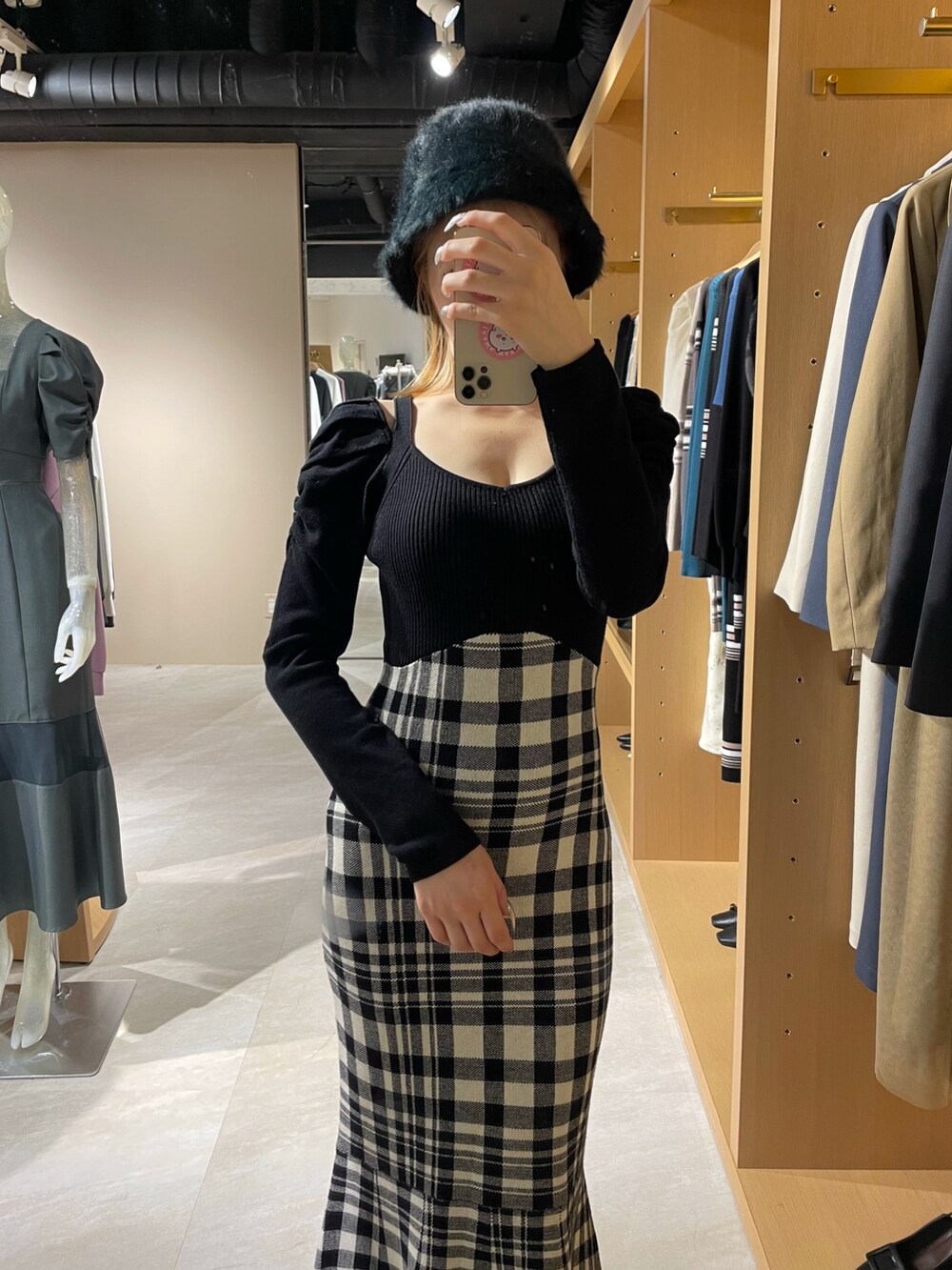 ブラック系のワンピース、ブラック系のブーツ、ブラック系のハットを着用したレディースの秋コーディネートの5枚目の写真