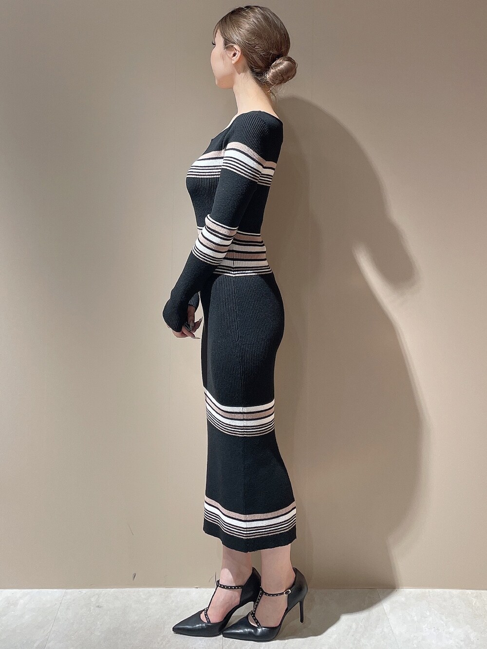 ブラック系のライダースジャケット、その他のワンピース、ブラック系のハンドバッグを着用したレディースの秋コーディネートの6枚目の写真