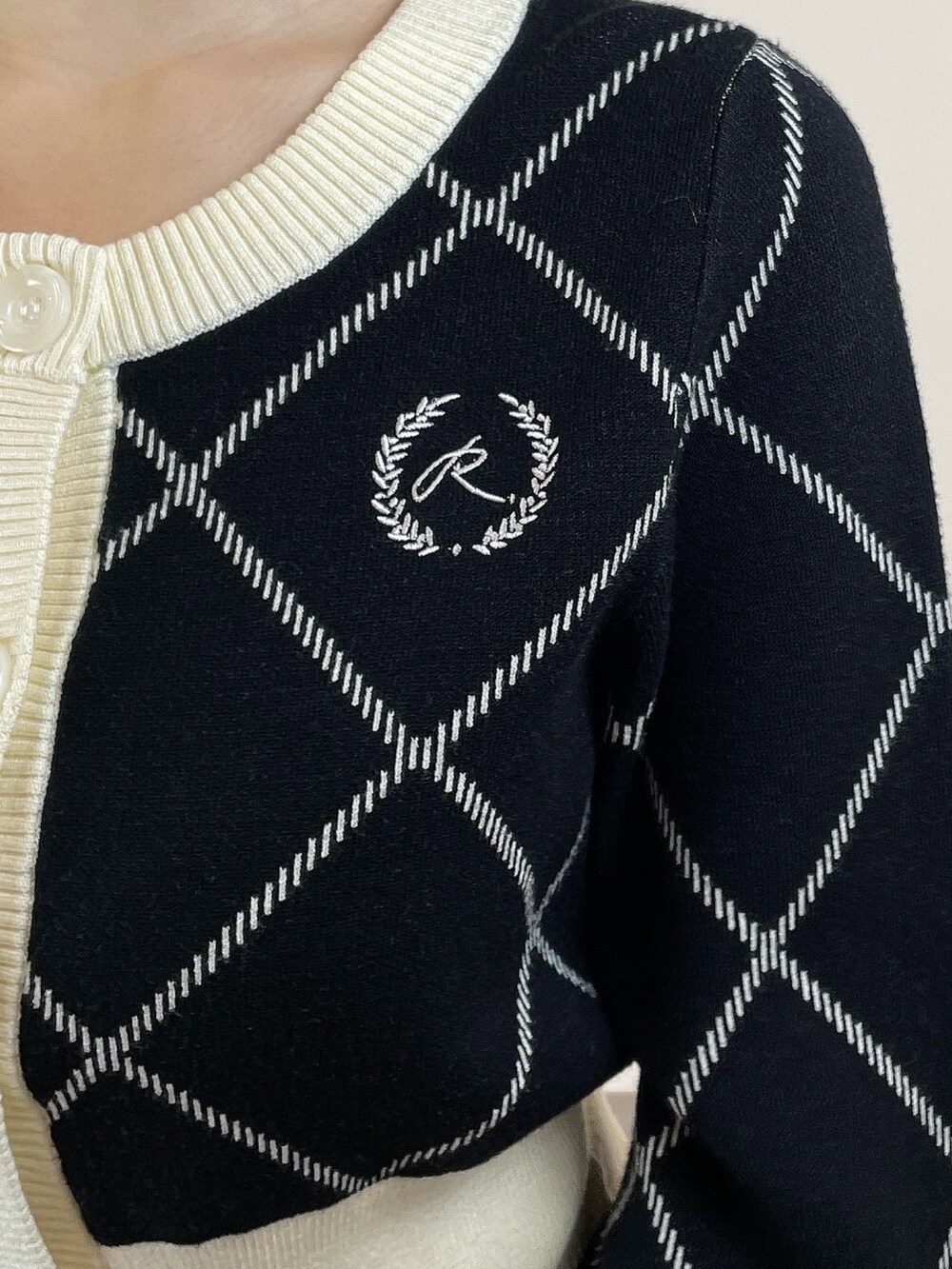 ブラック系のカーディガン/ボレロ、ブラック系のスカート、ブラウン系のブーツを着用したレディースの冬コーディネートの6枚目の写真