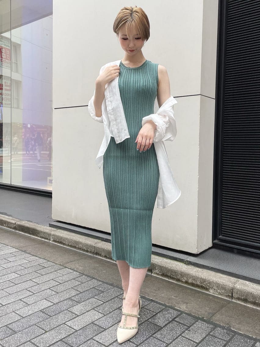 グリーン系のワンピース、ホワイト系のシャツ/ブラウス、ホワイト系のパンプスを着用したレディースの夏コーディネートの4枚目の写真