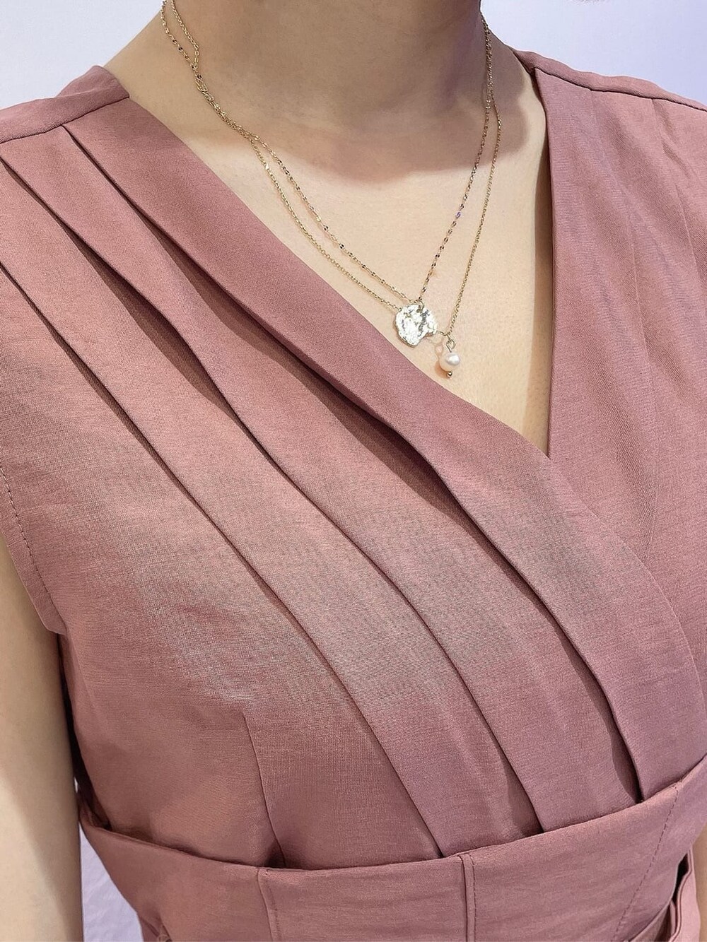 ホワイト系のサンダル、その他のショルダーバッグ、ピンク系のワンピースを着用したレディースの夏コーディネートの6枚目の写真