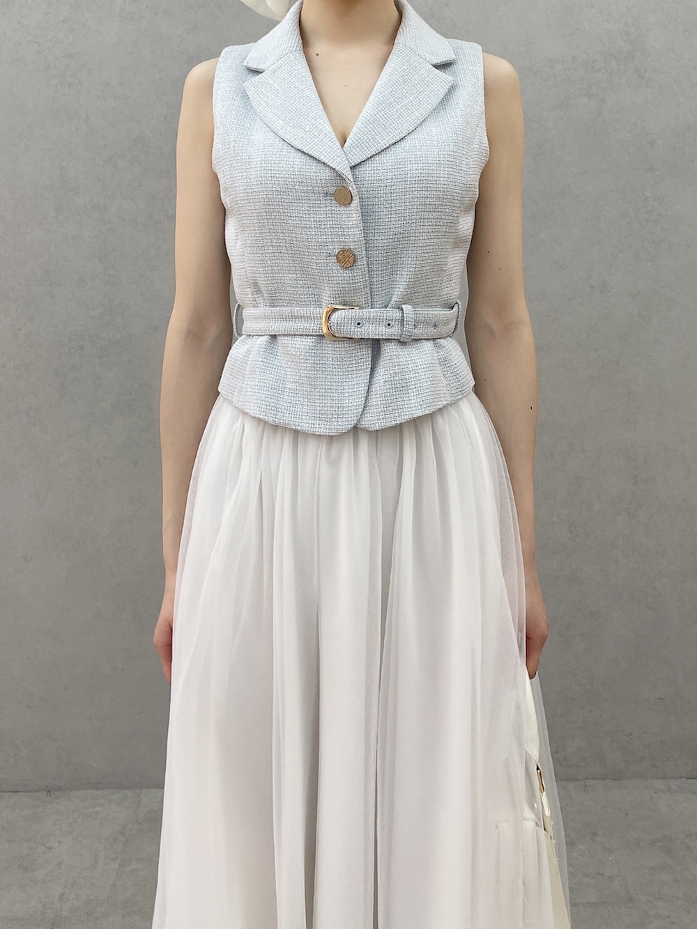 ブルー系のワンピース、ホワイト系のハンドバッグ、ホワイト系のサンダルを着用したレディースの春コーディネートの5枚目の写真