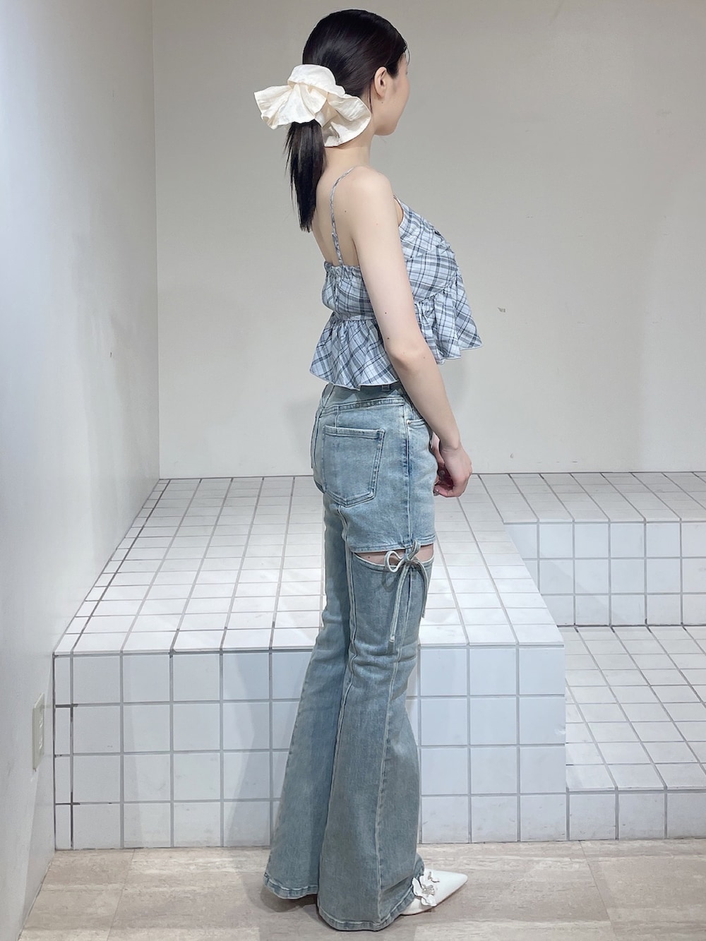 ブルー系のシャツ/ブラウス、ブルー系のシャツ/ブラウス、ホワイト系のパンプスを着用したレディースの春コーディネートの5枚目の写真