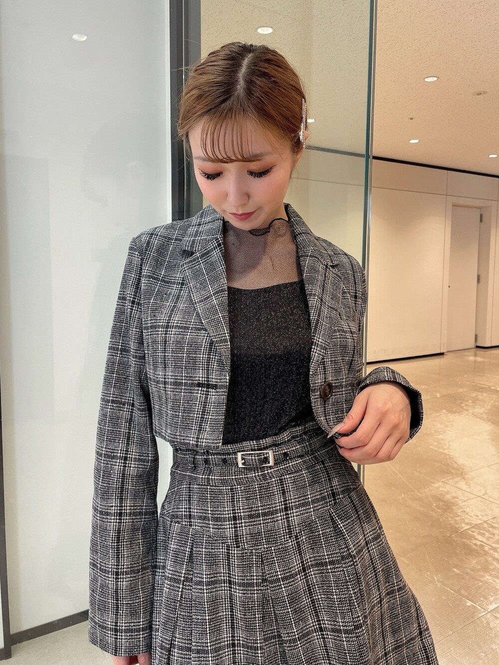 その他のテーラードジャケット、その他のスカート、ブラック系のTシャツ/カットソーを着用したレディースの夏コーディネートの6枚目の写真