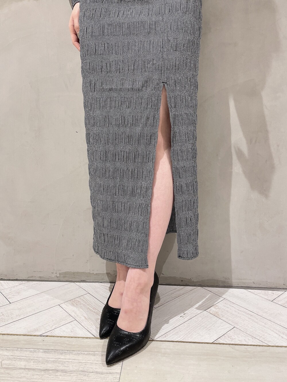 ブラック系のパンプス、ブラック系のスカート、ブラック系のシャツ/ブラウスを着用したレディースの冬コーディネートの7枚目の写真