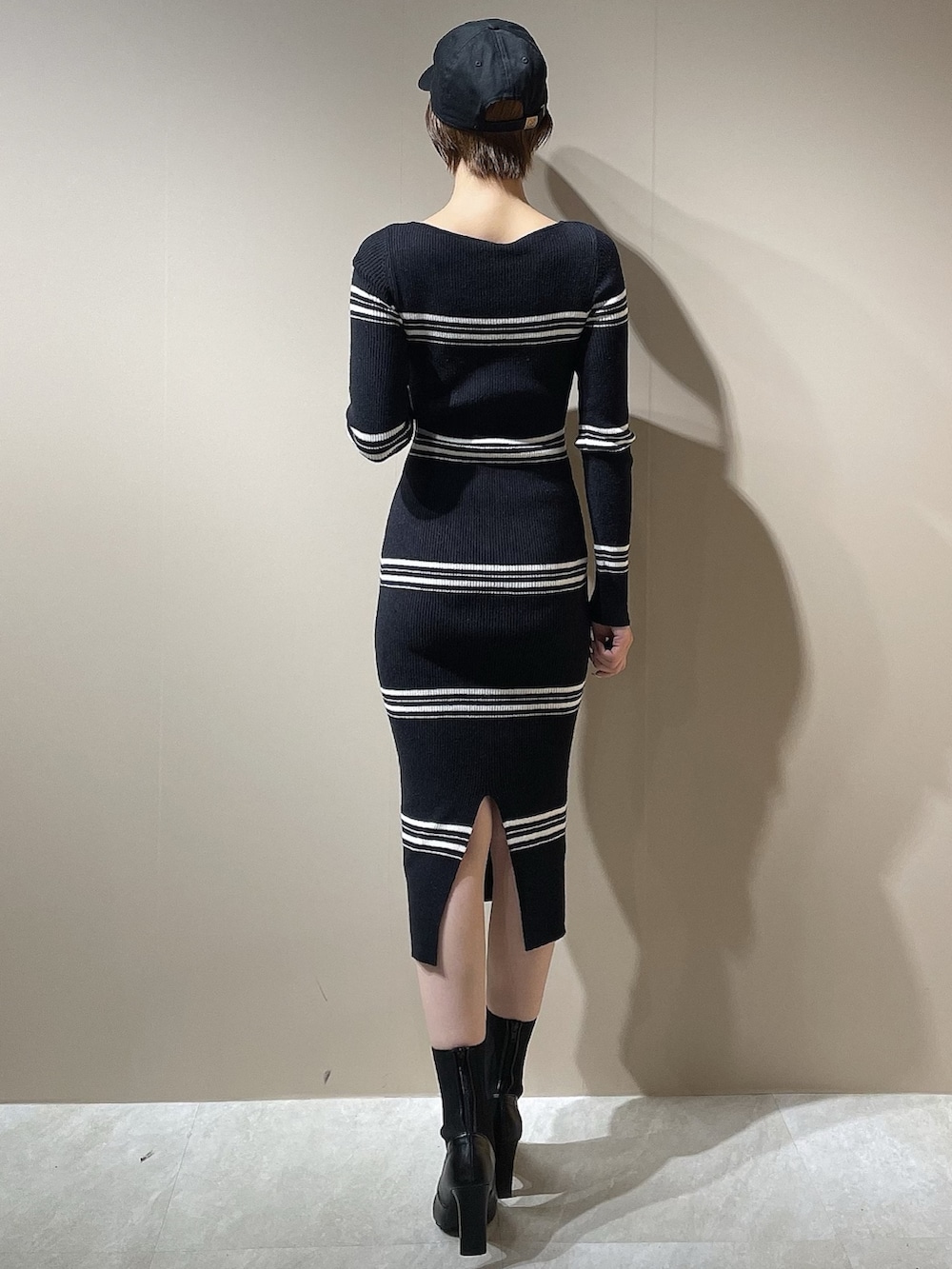 その他のワンピース、ブラック系のブーツ、ブラック系のライダースジャケットを着用したレディースの秋コーディネートの2枚目の写真