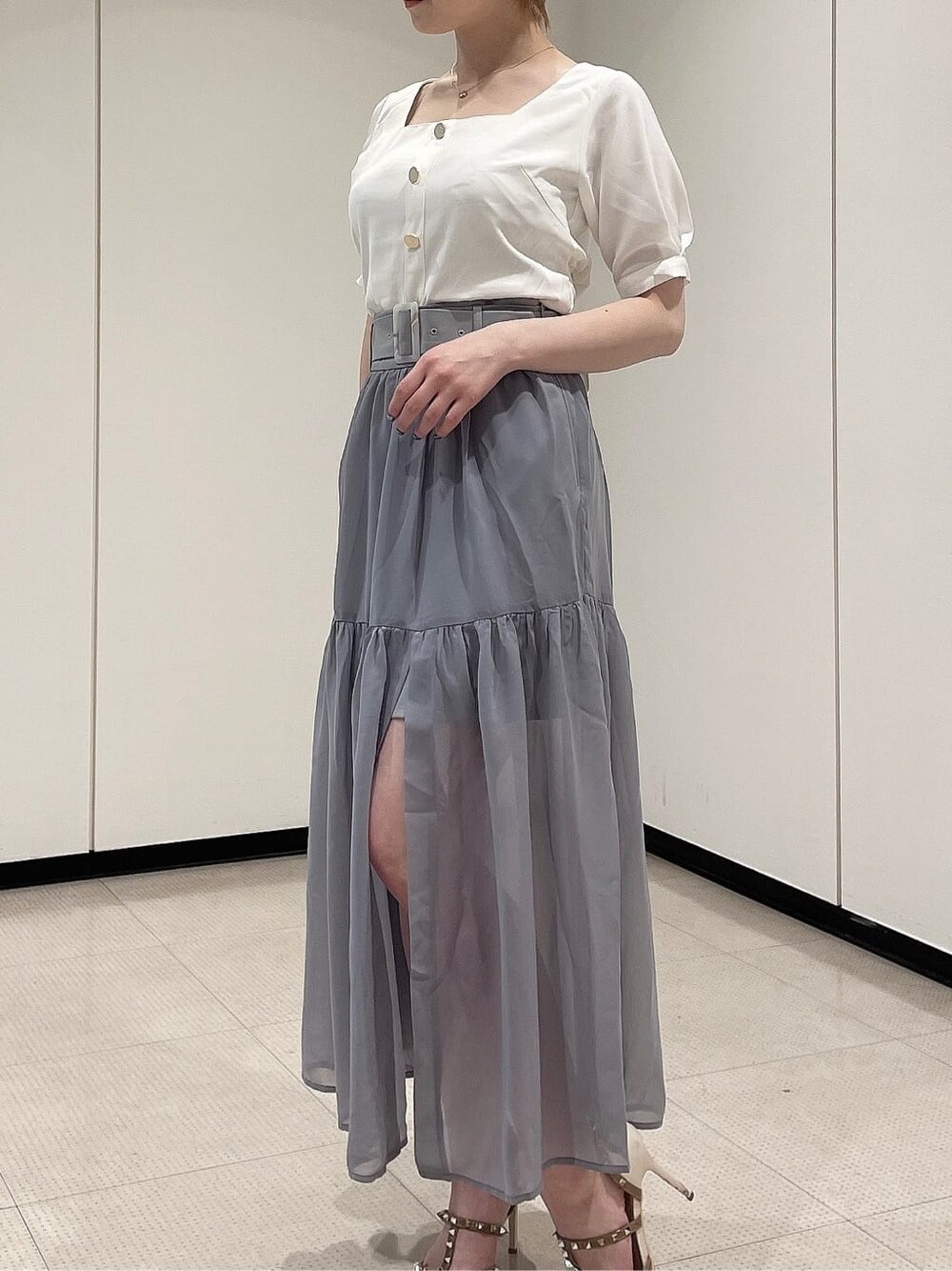 ホワイト系のパンプス、ホワイト系のシャツ/ブラウス、ブルー系のスカートを着用したレディースの夏コーディネートの4枚目の写真