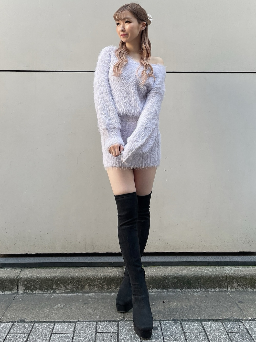 ブラック系のブーツ、パープル系のワンピース、ホワイト系のダウンジャケット/コートを着用したレディースの秋コーディネートの5枚目の写真