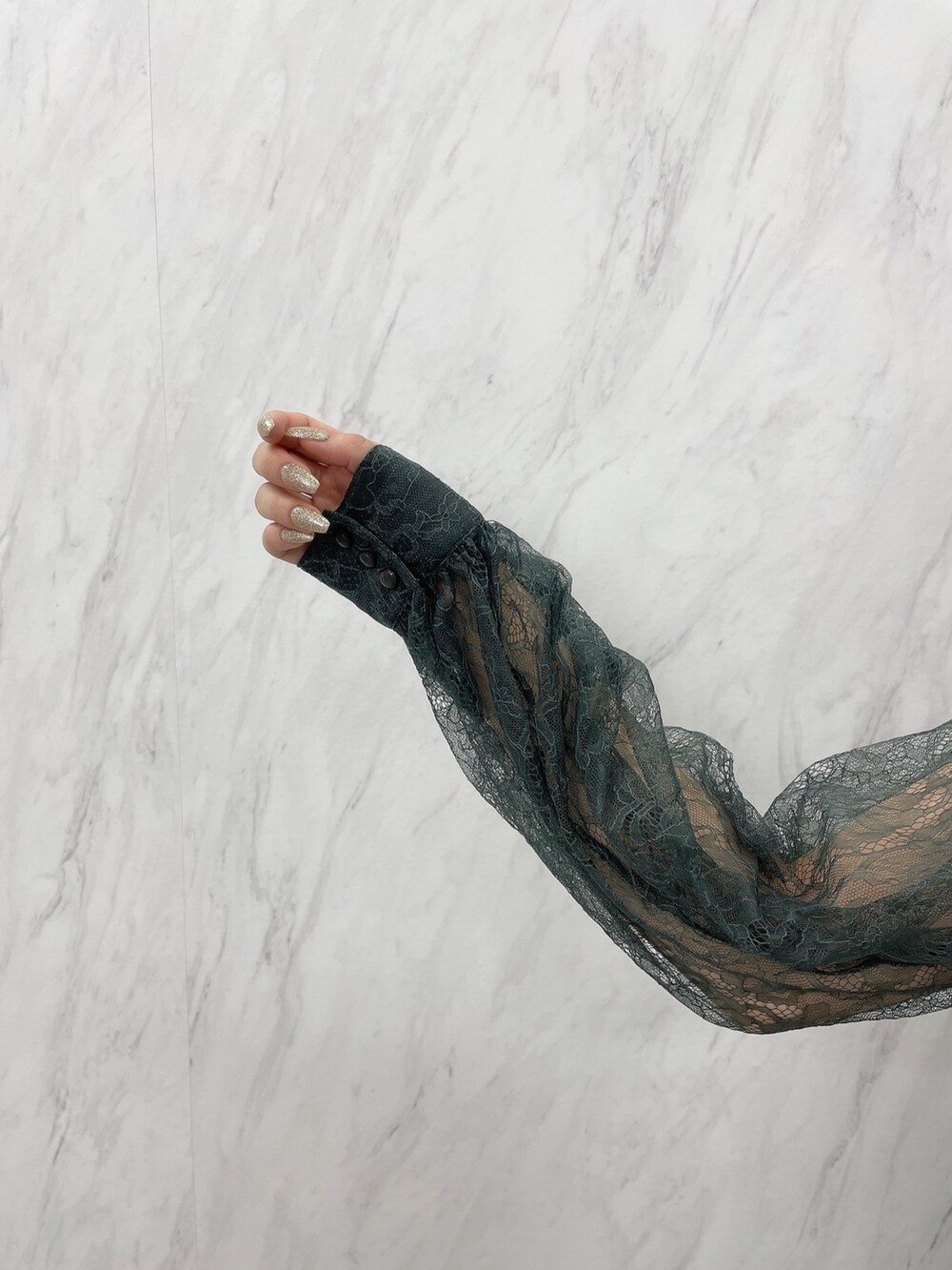 ブラック系のサンダル、グリーン系のワンピースを着用したレディースの秋コーディネートの7枚目の写真