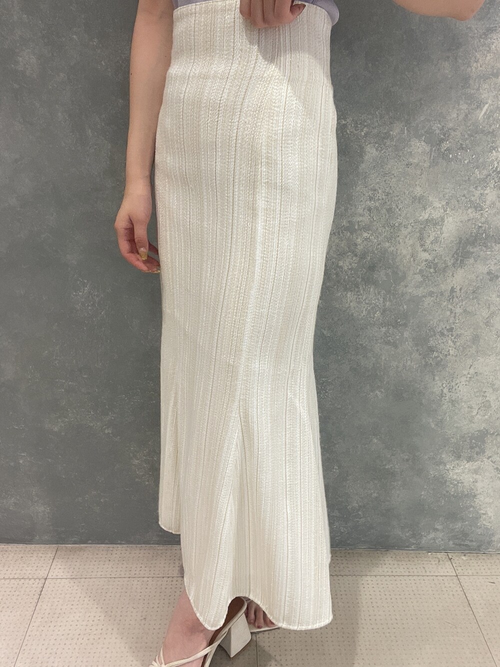 ホワイト系のサンダル、ホワイト系のスカート、パープル系のタンクトップを着用したレディースの夏コーディネートの7枚目の写真